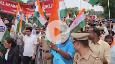 कर्वी: डीएम और एसपी की उपस्थिति में कर्वी पटेल तिराहा से धनुष चौराहा तक निकाली गई तिरंगा यात्रा