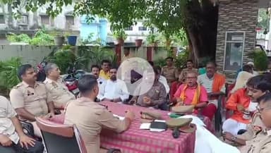 गोरखपुर: जन्माष्टमी और चेहल्लुम के जुलूस को लेकर राजघाट थाने पर पीस कमेटी की बैठक आयोजित