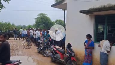 ఇల్లందకుంట: సిరిసేడు సొసైటీలో వర్షం కారణంగా యూరియా పంపిణీ నిలిపివేత, సాయంత్రం పంపిణీ చేయడంతో రైతుల ఆందోళన