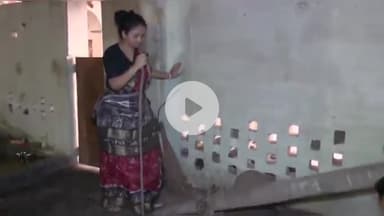 कांके: पूर्व CM शिबू सोरेन के श्राद्धकर्म के लिए नेमरा में विधायक बहू कल्पना सोरेन ढेंकी से चावल कूटते हुए आईं नजर