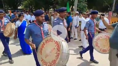 पडरौना: देशभक्ति के रंग में रंगी तिरंगा यात्रा, कुशीनगर पुलिस लाइन में डीएम, एसपी और जनप्रतिनिधियों ने दिखाई हरी झंडी