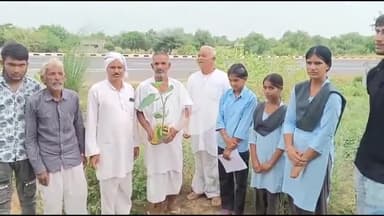 तारानगर: सदगुरु कबीर मानव धर्म चेतन आश्रम के महंत रतनदास महाराज ने विद्यार्थियों के साथ राजू की ढाणी में पौधारोपण किया