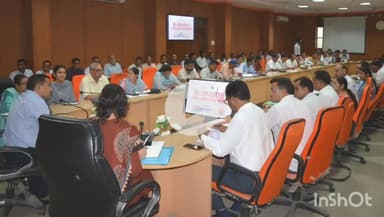 चूरू: चूरू में जिला कलक्टर ने राजस्व अधिकारियों की बैठक में पांच वर्षों से अधिक लंबित प्रकरणों के निस्तारण का निर्देश दिया