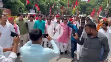 पडरौना: कुशीनगर में सपा का कलेक्ट्रेट पर संग्राम, पूर्व मंत्री ने कार्यकर्ताओं के साथ सड़क पर सरकार पर किया सीधा वार