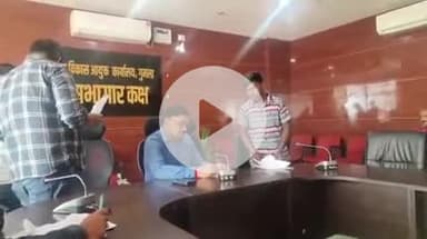 गुमला: समाहरणालय सभा कक्ष में जन शिकायत निवारण दिवस का आयोजन किया गया