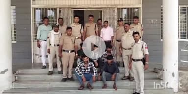 गंधवानी: बाग में पेट्रोल पंप पर लूट की योजना बनाते 5 बदमाश पुलिस द्वारा गिरफ्तार, हथियार ज़ब्त