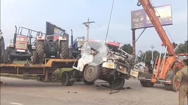 मथुरा: दिल्ली आगरा राष्ट्रीय राजमार्ग पर जैत के समीप ट्रक ने कार में मारी टक्कर, चालक मुआवजे की मांग करता रह गया