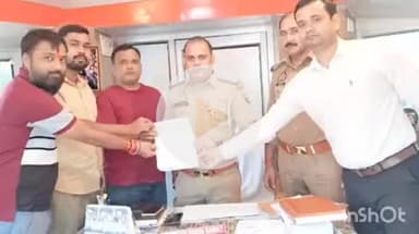 नानपारा: रूपईडीहा में श्रमिक संगठन ने खाद की समस्या को लेकर थाना प्रभारी को सौंपा ज्ञापन