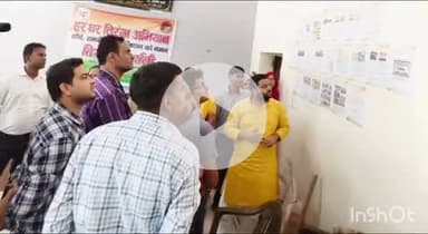 एत्मादपुर: ब्लॉक प्रमुख ने खंदौली ब्लॉक की 41 ग्राम पंचायतों के लिए करीब 51 हजार तिरंगा झंडों का किया वितरण