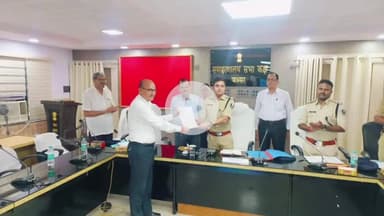 बक्सर: मासिक अपराध गोष्ठी में उत्कृष्ट कार्य करने वाले पुलिसकर्मियों को एसपी ने किया सम्मानित