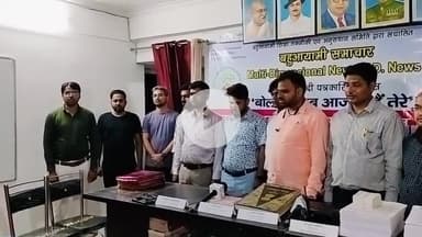 बहुआयामी दल के अध्यक्ष #Dr_K_M_Amish

ने राष्ट्रगान गाकर पत्रकारिता दिवस पर पत्रकारो को किया सम्मानित