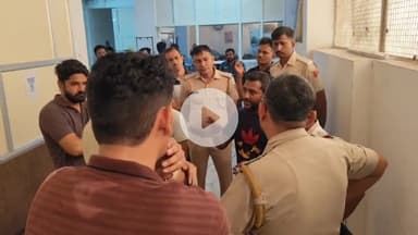 लाडपुरा: मेडिकल कॉलेज अस्पताल में युवक की मौत पर परिजनों ने किया हंगामा, लगाया लापरवाही का आरोप, पुलिस जाप्ता मौजूद