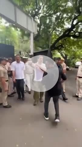 हम परवाने हैं मौत समा,
मरने का किसको ख़ौफ यहाँ!

रे तलवार तुझे झुकना होगा,
गर्दन ने बगावत कर ली है !! 🔥