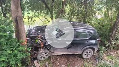 करपी: करपी शहर में तेलपा स्टेट हाईवे पर पुरान गांव के पास मंगलवार को अनियंत्रित कार पेड़ से टकराई