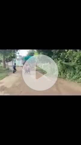 आज दौसा के बांदीकुई में ग्राम पंचायत मुही स्कूली_छात्र_छात्राएं_बाल बाल बचे इन घटनाओं के पीछे क्षेत्रीय खनन विभाग के हाथ