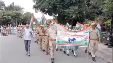 नौगावां सादात: नौगांवा थाना प्रभारी ने शहर में हर घर तिरंगा यात्रा के तहत निकाली रैली, लोगों को किया जागरूक