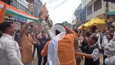 बहराइच: पीपल तिराहा पर राहुल गांधी द्वारा चुनाव आयोग पर लगाए गए आरोपों के समर्थन में उतरे कांग्रेसी, फूंका चुनाव आयोग का पुतला