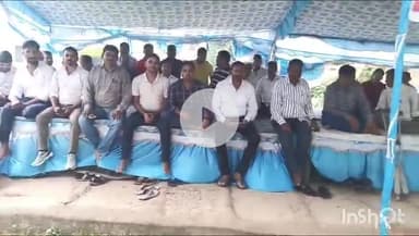 भभुआ: लिच्छिवी भवन के समीप बिहार अनुसचिवीय कर्मचारी संघ ने अनिश्चितकालीन हड़ताल के चौथे दिन भी जारी रखी हड़ताल