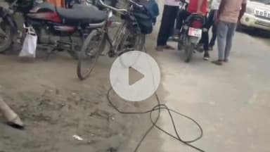 कसिया: दुदही में बिजली विभाग ने कार्रवाई की, बकाया बिल न चुकाने वालों के कनेक्शन काटे, घर-घर जाकर की वसूली