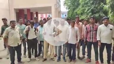 करौली: अटा गांव के ग्रामीणों ने आबादी क्षेत्र से क्रेसर हटाने की मांग को लेकर कलेक्ट्रेट पर प्रदर्शन कर DM को सौंपा ज्ञापन