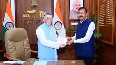 कांके: राजभवन में दक्षिणी छोटानागपुर के प्रमंडलीय आयुक्त और उपायुक्त ने राज्यपाल को दिया 15 अगस्त का न्यौता