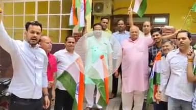 झालरापाटन: हर घर तिरंगा अभियान की झालरापाटन में हुई शुरुआत, भाजपा कार्यकर्ताओं ने वरिष्ठ नेताओं के घरों पर लगाए तिरंगे