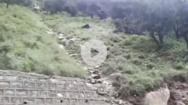 टापरी: बारिश के कारण मीरु सड़क मार्ग पर गिरा मलवा, स्थानीय पंचायत ने मशीनों की सहायता से हटाया