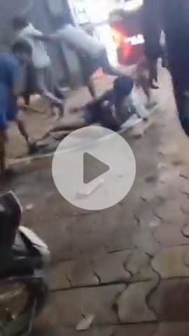 बागपत: पाठशाला खेकड़ा रोड बस स्टैंड के निकट शराब के ठेके पर ओवररेट का विरोध करने पर दो युवकों को पीटा, वीडियो वायरल