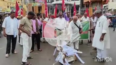 भभुआ: एकता चौक पर संयुक्त किसान मोर्चा के लोगों ने अपनी मांगों को लेकर पीएम और अमेरिकी राष्ट्रपति का पुतला फूंका