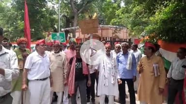 मथुरा: मथुरा में किसानों ने ट्रंप का पुतला फूंका, सरकार के खिलाफ की नारेबाजी