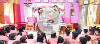 लंभुआ: चांदा क्षेत्र के प्रतापपुर कमैचा स्थित पूर्व माध्यमिक विद्यालय साढ़ापुर में टाई-बेल्ट एवं पहचान पत्र का वितरण हुआ