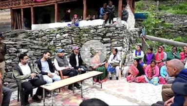 डुंडा: उच्चस्तरीय समिति ने धराली पहुंचकर आपदा प्रभावित ग्रामीणों से वार्ता कर आवश्यक पहलुओं का मूल्यांकन किया