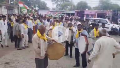 नरसिंहगढ़: मंडावर में बारिश के बीच निकली तिरंगा यात्रा, विधायक मोहन शर्मा भी शामिल हुए, पुराने रिवाज के साथ डीजे बाजे