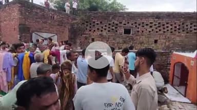 अमरोहा: रजबपुर के गांव पीठखेड़ा में श्रद्धालुओं ने शोभायात्रा के दौरान गोगा जी के दर्शन कर झंडा चढ़ाकर लिया आशीर्वाद