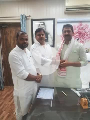 बिहार सरकार में विज्ञान एवं प्रोद्योगिकी मंत्री श्री सुमित सिंह से पटना स्थित आवास पर मुलाकात करते रवि राज एवं अभिषेक पटेल जी✅✅