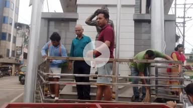 लोहरदगा: पावरगंज चौक पर भाजपा ने स्वच्छ भारत मिशन के तहत सुभाष चंद्र बोस की प्रतिमा की सफाई की