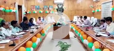 बहराइच: कलेक्ट्रेट सभागार में डीएम की अध्यक्षता में पुनरीक्षण अभियान की समीक्षा बैठक सम्पन्न हुई