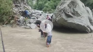 जोशियाड़ा: गंगोत्री हाईवे 9 दिन बाद भी डबरानी के पास वाहनों की आवाजाही के लिए नहीं खुल सका, लोग जोखिम के साथ कर रहे आवाजाही