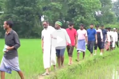 कांके: नेमरा स्थित पैतृक गांव में सीएम गलियों में घूमते नजर आए, ग्रामीणों से की बात