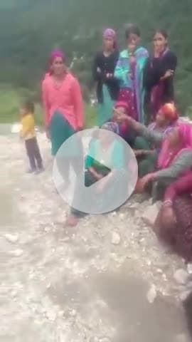 नारायणबगड़: देवाल वाण मोटर मार्ग पर सड़क मरम्मत कार्य के दौरान अधिकारियों का ग्रामीणों ने घेराव कर सुनाई खरी-खोटी, पहले विस्थापित