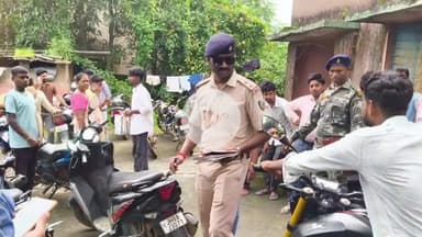 लोहरदगा: बीएस कॉलेज के पास सड़क सुरक्षा को लेकर वाहन चेकिंग अभियान, 37 वाहनों पर ₹1,20,000 का जुर्माना