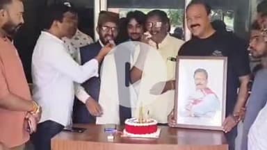 गुमला: सांसद प्रतिनिधि के आवास पर सुखदेव भगत का केक काटकर जन्मदिन मनाया गया