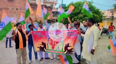 हर घर तिरंगा के तहत सिराथू ब्लॉक  नगर पंचायत में तिरंगा यात्रा निकाली गई शिवम मिश्रा भाजपा नेता कौशांबी जिला पंचायत सदस्य पद हेतु वार्ड नंबर 11 से भावी उम्मीदवार कौशांबी