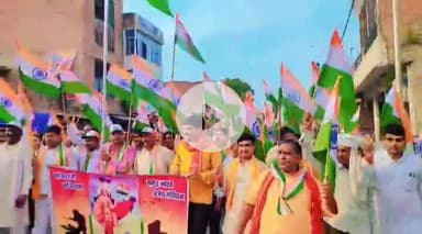 तिरंगा यात्रा में सम्मिलित होकर सभी लोगों से आवाह्न किया गया आप सभी लोग अपने-अपने घर में तिरंगा जरूर लगाए देश सेवा राष्ट्र सेवा राष्ट्र ही सर्वोपरी है शिवम मिश्रा भाजपा नेता जिला पंचायत सदस्य उम्मीदवार वार्ड संख्या 11 कौशांबी