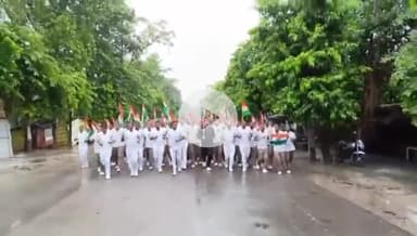 पडरौना: बारिश में भी थमा नहीं जोश, एसपी कुशीनगर ने तिरंगा थामकर लगाई दौड़, देशभक्ति नारों से गूँज उठा मुख्यालय