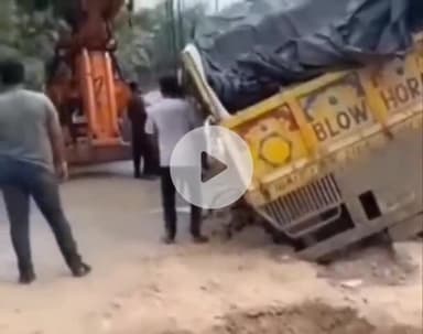 तानसेन: ग्वालियर: आनंद नगर में सड़क धंसने से टाइल्स से भरा ट्रक फंसा