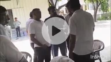 किशनगढ़: गांधीनगर स्थित केंद्रीय मंत्री के आवास पर पहुंचे किसान, PM फसल बीमा योजना के तहत कम मुआवजा मिलने पर सौंपा ज्ञापन