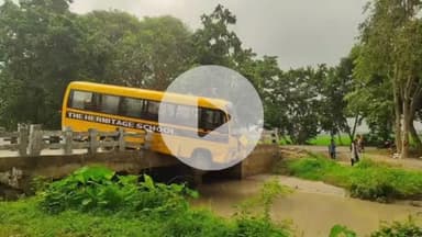 कटेया: कटेया थाना क्षेत्र के सैयनवा गांव के पास स्कूल बस पुल की रेलिंग से टकराई, चालक ने खोया नियंत्रण