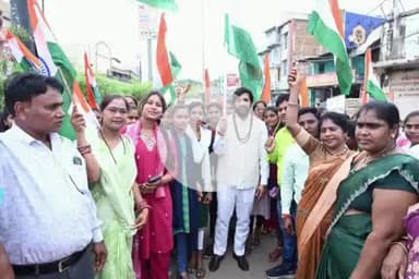 आरंग: आरंग में तिरंगे की शान में एकजुट हुए लोग, विधायक की अगुवाई में निकली ऐतिहासिक तिरंगा यात्रा