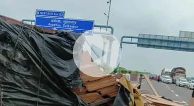 बल्दीराय: पूर्वांचल एक्सप्रेस-वे के किमी 140 पर टेंपो पलटने से चार लोग हुए घायल, किमी 96 पर एक गाड़ी हुई क्षतिग्रस्त